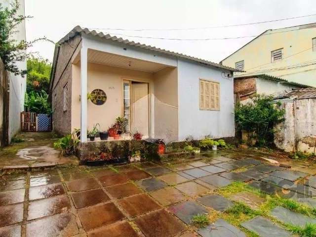 Casa de alvenaria à venda, localizada na Rua Banco Inglês, Bairro Santa Tereza. Casa com aproximadamente 70m² de área construída, em terreno medindo 8,80m x 37,40m. Possui sala ampla, cozinha, 2 dormi