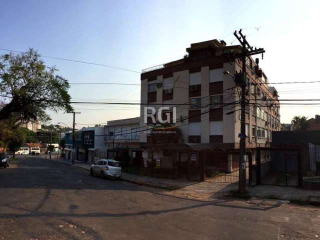 Lindo apartamento, todo reformado, com 2 dormitórios com vaga de garagem locada pelo condomínio, sala, cozinha, banheiro e área de serviço, de frente, ensolarado , 2 lances de escada, a menos de 200 m