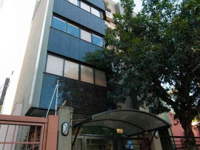 Apartamento de 2 dormitórios com 2 vagas de garagem no bairro Petrópolis. Imóvel amplo, excelente posição solar, churrasqueira, cozinha montada. Prédio pequeno, com poucos apartamentos. Excelente loca