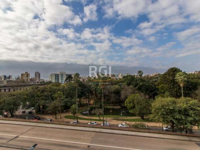 Apartamento amplo de 3 dormitórios, andar alto com vista para o Parque Farroupilha, living para dois ambientes, cozinha com área de serviço separada, e 1 lavabo.&lt;BR&gt;&lt;BR&gt;Prédio com elevador