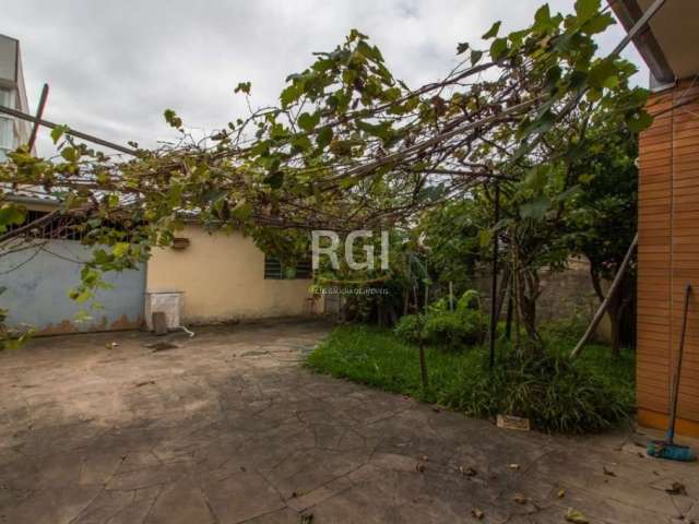 Casa 02 dormitórios, no bairo Morro Santana em Porto Alegre. Casa 02 dormitorios, sala, copa e cozinha, área de serviço. Na lateral da casa vaga para 02 carros. Nos fundos amplo  galpão. Páteo com árv