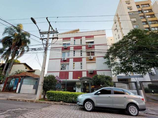 Amplo apartamento com cobertura que conta com aproximadamente 185m² privativos distribuídos em um amplo living, uma cozinha espaçosa com área de serviço, despensa e dependência de empregada e 3 dormit