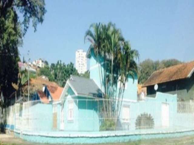 Maravilhosa casa no bairro Santa Tereza, com 3 dormitórios, suíte com hidromassagem, peças amplas, sala dois ambientes, jardins circundando a fachada. Terreno de esquina, ensolarado, pátio interno. Ac