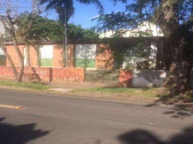 Casa de esquina no bairro Cristal, com 3 dormitórios, 2 banheiros, living amplo, cozinha, área de serviço, churrasqueira, 2 vagas de garagem coberta. Bom pátio com gradil. Próximo ao Barra Shopping e 