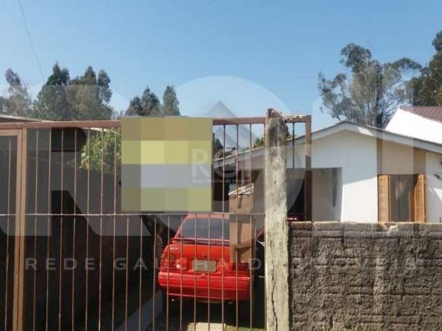 Vende casa de 3 dormitórios, 2 banheiros, 2 salas, garagem coberta para 1 carro. Pátio grande, casa em ótimo estado, perto de mercado e condução. Agende sua visita com nossos corretores!!