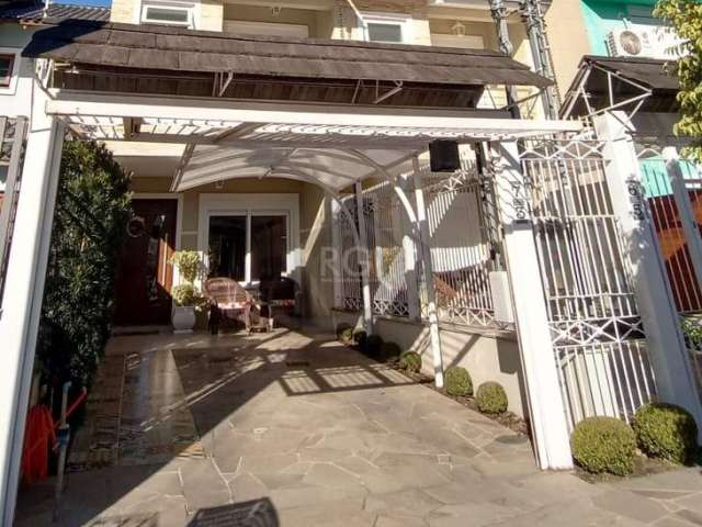 Excelente casa de dois dormitórios com a possibilidade de terceiro, sendo 1 suíte. Total de 2 banheiros, sala, cozinha e vaga para 1 carro. Aceita financiamento e FGTS. Agende sua visita!