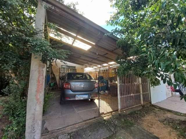 Ótima Casa térrea de 1 dormitório, podendo ser transformado em 2, living amplo, cozinha, depósito, garagem coberta, árvores frutíferas, pátio amplo nos fundos. Fica um ar condicionado. Aceita financia