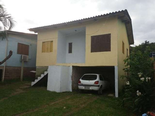 Casa composta de 2 dormitórios, amplo living, cozinha americana, banheiro social, área de serviço , uma vaga de garagem coberta, pátio nos fundos e na frente, localização nas imediações da Estrada Cos