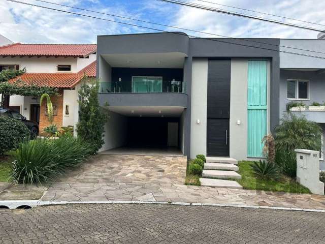 Maravilhosa residência finamente decorada e totalmente mobiliada, exatamente com nas imagens, composta por living para 3 ambientes com lareira e lavabo, cozinha integrada a área social e varanda com c