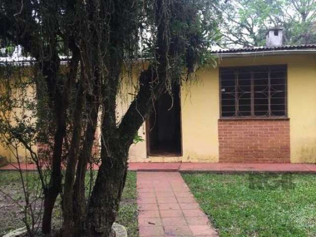 Ótima casa térrea : 2 dormitórios, banheiro com box de acrílico mais tanque de roupas, sala, cozinha com fogão campeiro + churrasqueira e pia, piso frio em todas as peças, garagem na frente coberta co