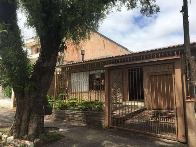 Ótima Casa Térrea: 5 dormitórios com piso frio, sendo 2com suíte, banheiro social com hidro, sala ampla com lareira e piso laminado imitando madeira, hall de entrada, cozinha porta de entrada com grad