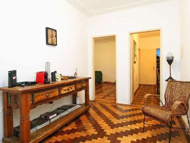 VENDA  apartamento 4 ou 3 dormitórios, no Bom Fim, Porto Alegre de frente. Possui  hall de entrada, sala ampla para 2 ambientes com sala de estar e sala de jantar,  4 dormitórios sendo 2 com sacada, l