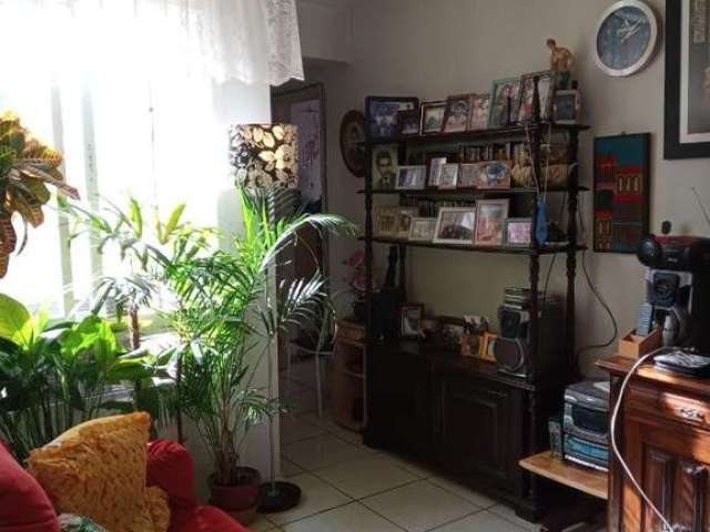 Apartamento no centro com localização privilegiada, um quarto, banheiro , cozinha, área de serviço. Apto de fundos bem iluminado. &lt;BR&gt;&lt;BR&gt;Prédio com elevador. Baixo custo condominal.&lt;BR