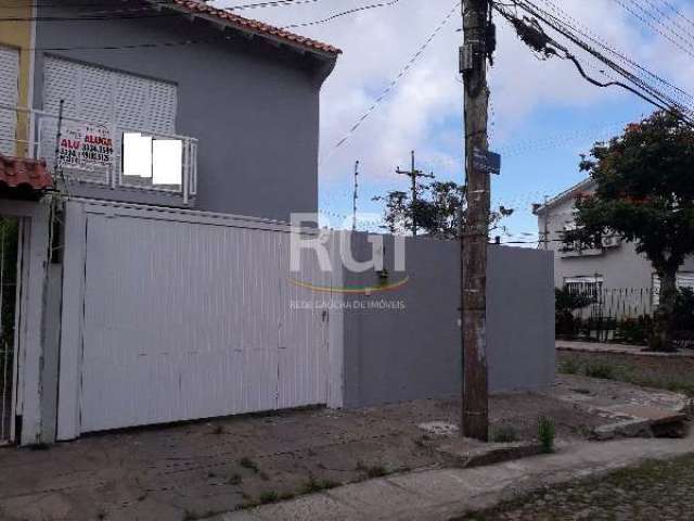 Casa no Bairro Guarujá com 2 (dois) dormitórios , opção do terceiro na parte de cima da casa, sala de estar e jantar, churrasqueira, sala com lareira, cozinha, lavabo, banho social e auxiliar. Pátio c