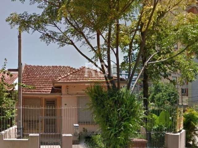 Casa 3 dormitórios (100,00 m²) área privativa, living 2 ambientes, banheiro social, cozinha e área de serviço.&lt;BR&gt;Anexo nos fundos ( uma garagem) que foi fechada e virou depósito com churrasquei