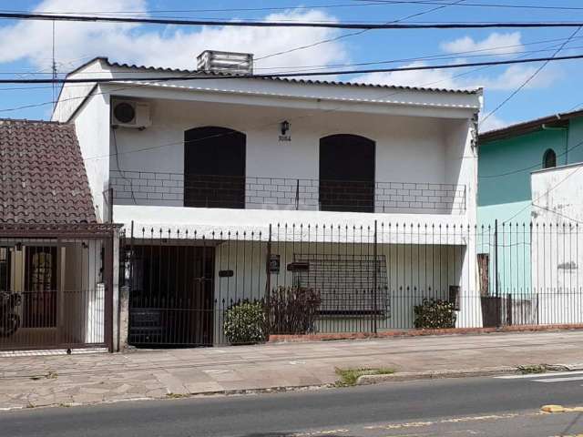 Casa com 4 dormitórios, sendo uma suíte com 185 m² privativos em um terreno de 10 x 27,50, dois pavimentos muito bem constituídos, no primeiro pavimento cozinha ampla, despensa, sala de estar, sala de