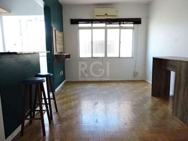 Apartamento de FRENTE (38,13 m²) de área privativa - 1 dormitório, 4º e último andar, Gás central. Sem elevador. Bastante arejado, com excelente iluminação natural, pegando sol o dia todo. Cozinha ame