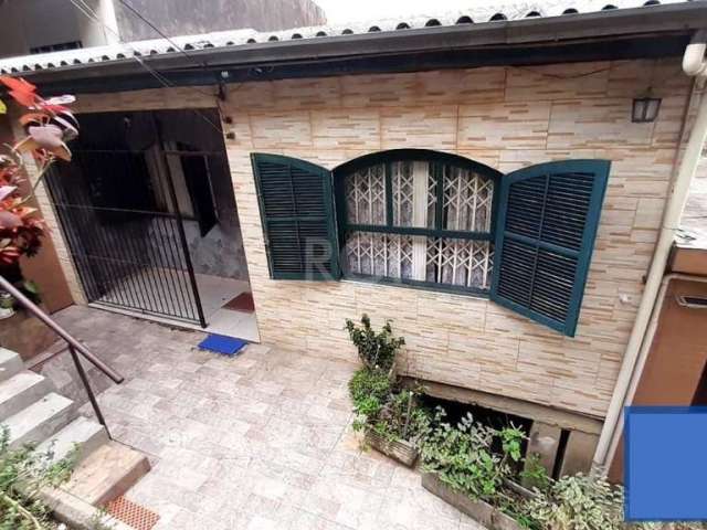 CASA de 3 dormitórios 200 m²,  2 banheiros, 2 salas, área com churrasqueira e amplo pátio com arvores frutíferas.&lt;BR&gt;A casa possui 2 andares com espaços amplos e garagem para 2 carros.Toda cerca