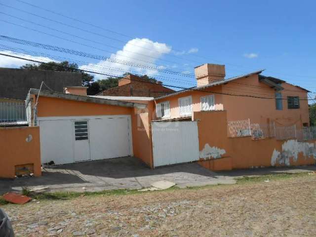 Casa localizada no bairro Protásio Alves, com 400m². Imóvel com 5 dormitórios, sala de estar/jantar, cozinha com armários, 3 banheiros sociais, área de serviço e pisos em cerâmica e parquet. Imóvel co