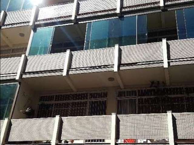 Vende  amplo apartamento com 88,53m² privativos, 2 dormitórios, living dois ambientes, dependência com banheiro  no coração do centro histórico. Cozinha, 1 banheiro social, área de serviço, piso parqu