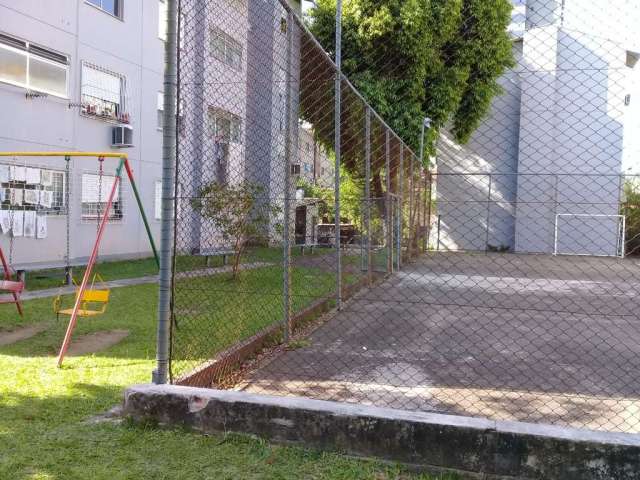 Apartamento à venda  no terceiro andar, de frente, semi mobiliado, composto por três dormitórios, banheiro social, sala de estar e jantar, cozinha, área de serviço. Todos os ambientes são bem ventilad