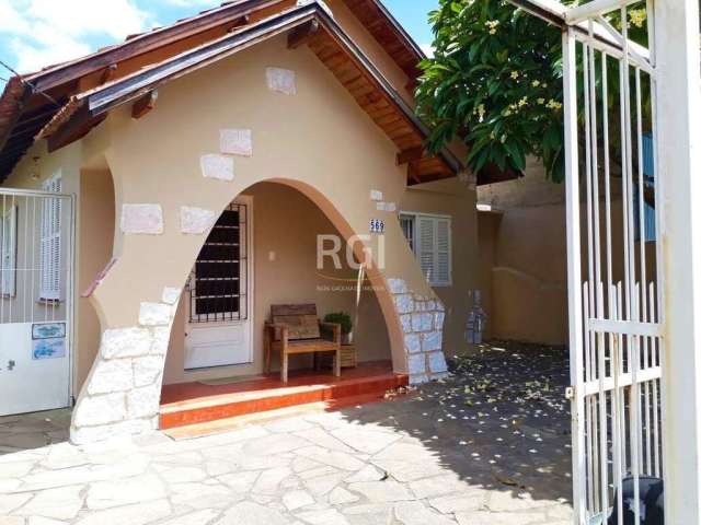 Casa térrea de três dormitórios, um deles suíte e duas vagas na garagem no bairro Boa Vista em Porto Alegre.&lt;BR&gt;Casa plana, living para dois ambientes com piso frio e lareira, copa, cozinha gran