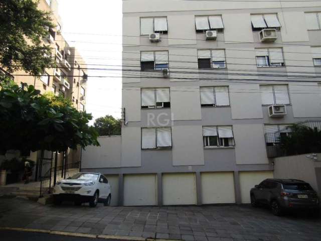 Apartamento de dois dormitórios e duas vagas na garagem no bairro Higienópolis em Porto Alegre.&lt;BR&gt;Living para dois ambientes com piso laminado, banheiro social, copa-cozinha, área de serviço se