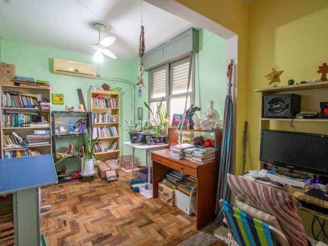 Apartamento de três dormitórios com vaga no Conjunto Residencial Roque Calage, bairro Passo da Areia em Porto Alegre. Ótima localização. Não perca!&lt;BR&gt;&lt;BR&gt;Este apartamento de três dormitór