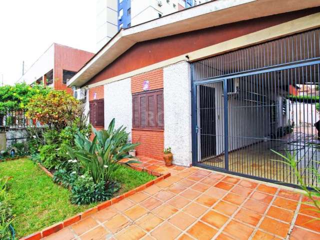 Linda casa à venda no bairro Jardim Itu em Porto Alegre. Com 120m² de área privativa e 300m² de área total, essa casa conta com 3 quartos, sendo 1 suíte, e uma ampla sala. A casa está localizada em um