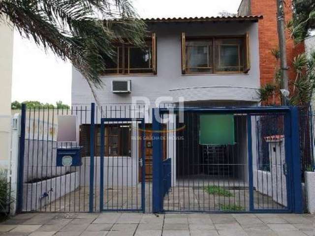 Casa  para fins comercial ou residencial com 6 amplas salas. Todas bem arejadas&lt;BR&gt;Parte superior constituída de 02 amplas salas ou dormitórios, banheiro social, lavabo, cozinha americana com ch