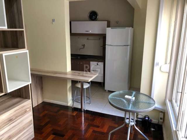 Ótimo apartamento JK no Partenon, reformado, mobiliado, com 32m² privativos, lateral. Possui hall de entrada, sala ampla dividida em 2 ambientes, banheiro com box de vidro e ventilação natural, cozinh