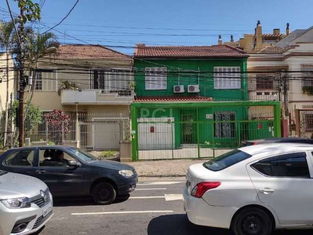 casa sobrado,  mista comercial e residencial,  PARTE TÉRREA , estacionamento no recuo, 02 salas , copa cozinha, banheiro , lindo pátio com árvores frutíferas mais uma edificação nos fundos com salão d