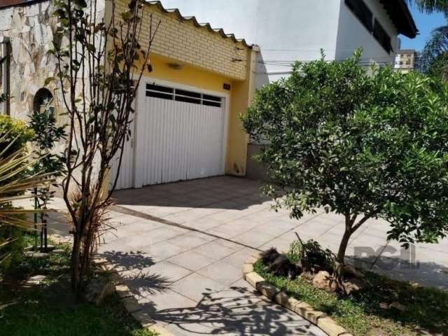 Libertas Imobiliária vende casa, bairro Passo D'areia próximo ao Carrefour, com terreno de 11 x 28, com 4 dormitórios, sala, cozinha, banheiros, dependência, semi-mobiliada, 4 vagas de garagem em rua 