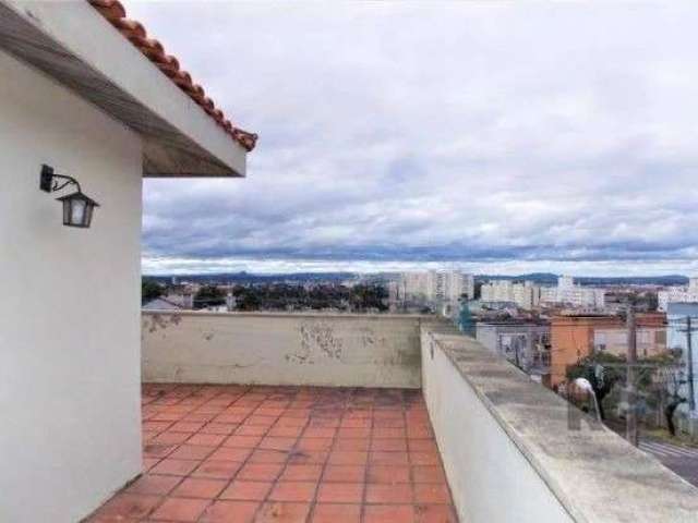 Ótima e ampla cobertura duplex, de frente, com 156m² privativos, de 3 dormitórios e vaga. Possui no andar inferior: sala ampla com sacada, 3 dormitórios, banheiro social, cozinha e área de serviço. Pi