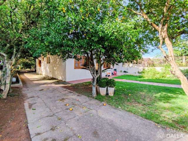 Ótima residência com 3 dorm sendo uma suite, living amplo,  lavabo, cozinha, pátio grande,, garagem  com churrasqueira&lt;BR&gt;Todo o forro em gesso, casa bem conservada.&lt;BR&gt;Ótimo pátio, terren