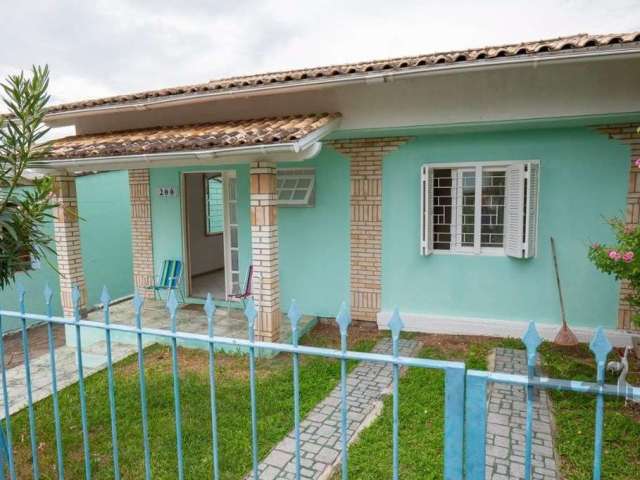 Terreno com duas casas. Casa da frente com 3 dormitórios, living, cozinha, banheiro social e área de serviço coberta.&lt;BR&gt;Casa dos fundos com 3 dormitórios, living, cozinha e dois banheiros.&lt;B