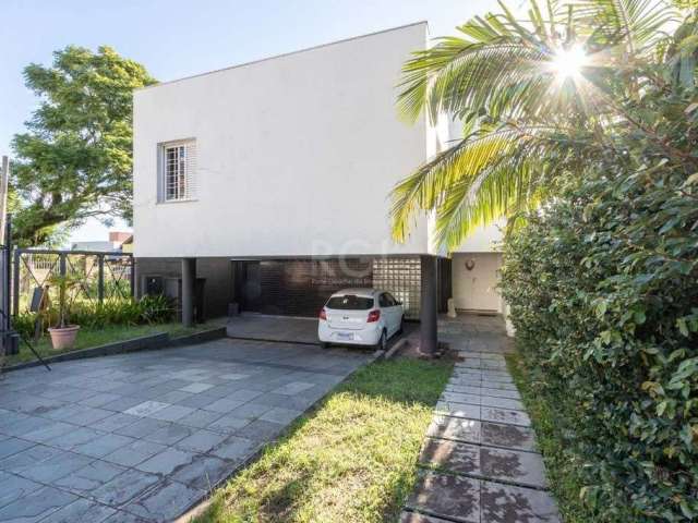 Casa de 470m² vai te proporcionar isso e muito mais, porque casa boa é assim, tem tudo que a gente gosta! Ela tem um living amplo em dois ambientes com lareira, sala de jantar e uma varanda maravilhos