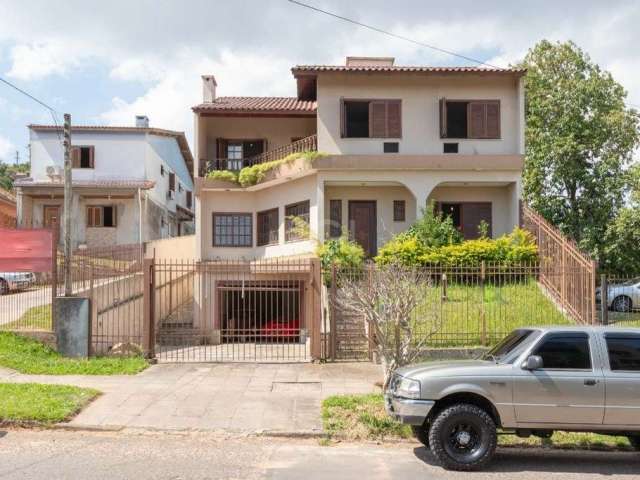 Excelente casa com 460m2, em terreno de 12m x 64m.&lt;BR&gt;04 dormitórios amplos, sendo uma suíte com closet e banheira de hidromassagem. &lt;BR&gt;&lt;BR&gt;sala com dois ambientes no piso superior,