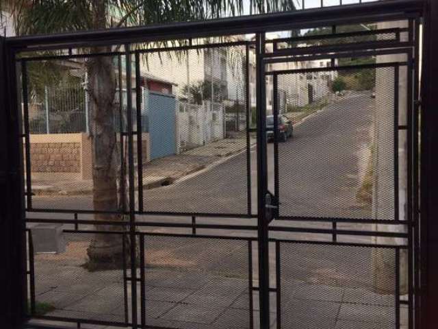 Casa com móveis nos dormitórios e cozinha. Duas suítes, sótão podendo ser transformado no terceiro quarto. Living 2 ambientes, churrasqueira, lavabo, área de serviço. Dois pátios, frente e fundos. Imp