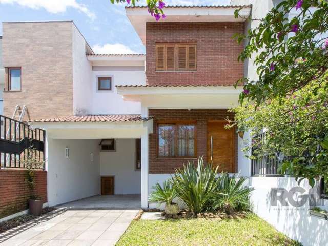 Casa no lagos de nova ipanema, 03 dormitórios com piso laminado bambu, sendo 1 suite, sala de estar e jantar com gesso rebaixado, lavabo, lareira, cozinha montada, amplo sótão com possibilidade para 3