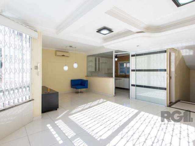 Descubra seu novo lar na Zona Sul! ??&lt;BR&gt;&lt;BR&gt;Casa em condomínio na Cavalhada, com 3 andares e 159m² de espaço privativo, ideal para quem busca conforto e praticidade..&lt;BR&gt;&lt;BR&gt;?