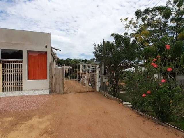 Casa situada no meio do terreno , separada do comércio por pátio amplo, e com mais um pátio aos fundos, salal comercial de frente para a avenida, com excelente pé direito, e possibilidade ( com espera