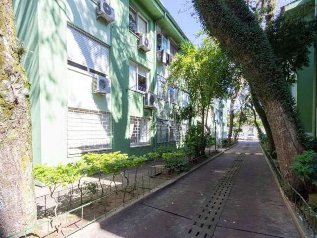 APARTAMENTO DE 01 DORMITÓRIO À VENDA NO BAIRRO CAMAQUÃ, ZONA SUL DE PORTO ALEGRE.&lt;BR&gt;&lt;BR&gt;Apartamento térreo com 45,85m² de área privativa, com 01 dormitório, living para 02 ambientes, banh