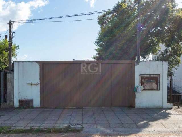 Espaçosa casa com 6 dormitórios, sendo 3 suítes, 3 banheiros sociais, 3 salas e 2 vagas. Localizada em terreno de 600m², com área privativa de 240m². Topografia em declive, frente a fundos. Ótima loca