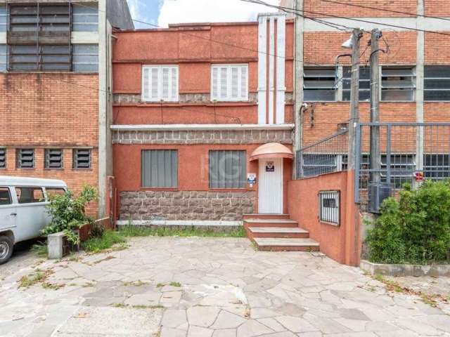 Casa de alvenaria com dois pavimentos com área total 232,00 m² , com 3 dormitório , banheiro social e auxiliar, área de serviço, churrasqueira, sótão/mezanino, 1 sala para dois para dois ambientes, sa