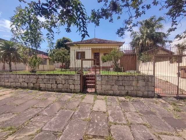 Casa principal em amplo terreno 22x40 com 03 dormitórios com opcional de 04 bem distribuídos living com dois ambientes 02 banheiros cozinha grande lavanderia e varanda . Garagem fechada com salão e ch