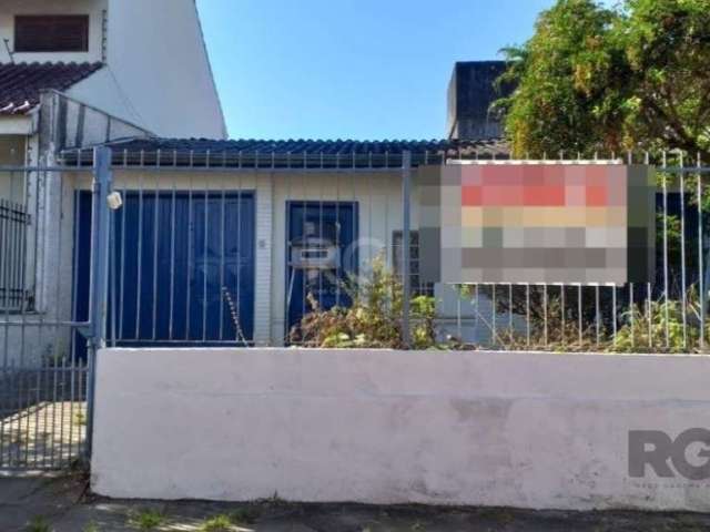 Casa 03 dormitórios, 01 suíte, 02 vagas de garagem, dependência de empregados. Pátio grande com churrasqueira. Localizada próxima ao Centro, oferece ótima infraestrutura. Agende uma visita! Sala ampla