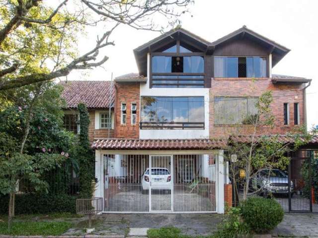 Esta encantadora casa à venda está localizada na Rua Ponciano Pacheco da Silveira, no bairro Guarujá, em Porto Alegre. Com uma ampla área privativa de 176,00 m², oferece espaço e conforto para sua fam