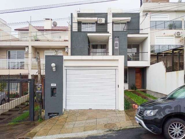 Ótima oportunidade de adquirir uma casa triplex de alto padrão semi mobiliada , localizada na zona sul de Porto Alegre.&lt;BR&gt;Esta casa possui 3 suítes, 2 com closet,  cozinha america, lavanderia, 