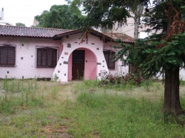 Ótima oportunidade de compra!&lt;BR&gt; Casa à venda no bairro Camaquã, Porto Alegre. Com 114m² de área privativa e 451.94m² de área total, essa casa possui 3 quartos, 1 banheiro social e 4 vagas de g